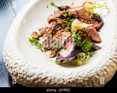 Verschlafene Lamm terraic in Fleisch-Sauce und Shiitake-Pilzen Stockfoto