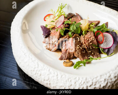 Verschlafene Lamm terraic in Fleisch-Sauce und Shiitake-Pilzen Stockfoto