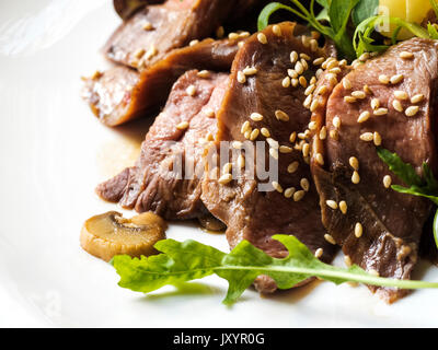 Verschlafene Lamm terraic in Fleisch-Sauce und Shiitake-Pilzen Stockfoto