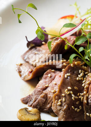 Verschlafene Lamm terraic in Fleisch-Sauce und Shiitake-Pilzen Stockfoto