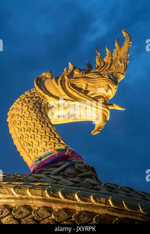 Reich verzierte goldene Schlange Statue bei bewölktem Himmel Stockfoto