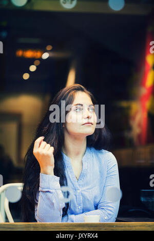 Nachdenklich kaukasische Frau trinkt Kaffee im Cafe Stockfoto