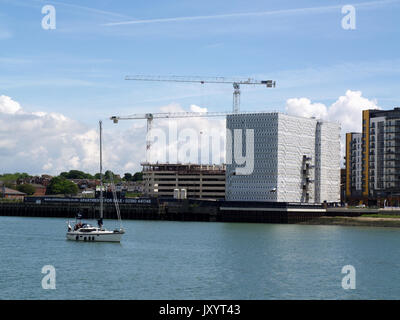 Blick auf 100 Kai Entwicklung in Woolston, Southampton, mit Blick über den Fluss Itchen von Ocean Village Stockfoto