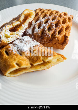 Brötchen aus Blätterteig mit Marmelade, mit Puderzucker bestreut Stockfoto