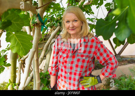 Kaukasische Frau im Gewächshaus posing Stockfoto