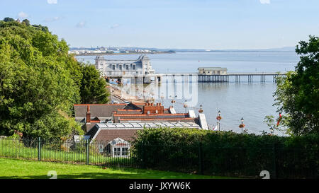 Luftaufnahme von Penarth Pier und die Esplanade mit Cardiff Docks im Hintergrund von der Klippe Hill in Penarth. Stockfoto