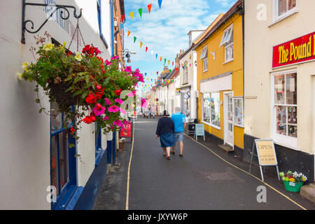 Läden und Kneipen Staithe Straße in Brunnen neben dem Meer Norfolk Stockfoto