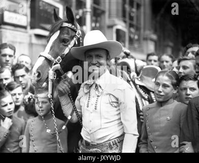 Gene Autry, Hollywood's Singing Cowboy mit Pferd, Meister von den Massen von Jugendlichen im Empress Halle Juli 1953 umgeben Stockfoto