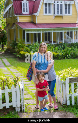 Weißen Mutter mit Sohn und Tochter in der Vorderansicht Haus Stockfoto