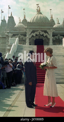 Diana, Prinzessin von Wales, bei ihrer Ankunft an der Shri Swaminarayan Mandir Hindutempel in London. Stockfoto