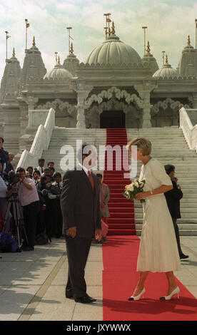 Diana, Prinzessin von Wales, kommt an der Shri Swaminarayan Mandir Hindutempel in London. Stockfoto