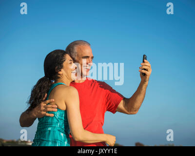 Älteres Paar lachen und posieren für Handy selfie Stockfoto