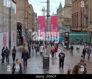 Buchanan Street Shopping Bereich Mann essen Chips Menschen machen Glasgow Zeichen jeden Tag Shopping street scene Massen Stockfoto