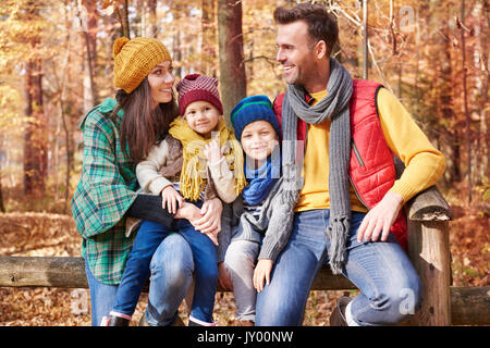 Die Familie auf große Reise zum Wald Stockfoto