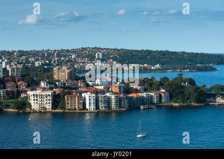 Blick auf die nördlichen Vorort Kirribilli und darüber hinaus, von der Sydney Harbour Bridge gesehen. Sydney, Australien. Stockfoto