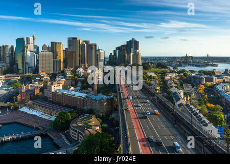 Sydney Skyline mit 'The Rocks' im Vordergrund und den Wolkenkratzern der CBD auf der Rückseite. Sydney, New South Wales, Australien. Stockfoto