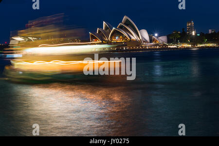 Fiery suchen Fähre bei Dämmerung mit Harbour Bridge und Opera House, Sydney, New South Wales, Australien. Stockfoto
