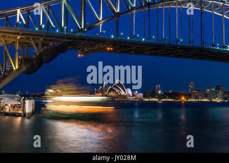 Fiery suchen Fähre bei Dämmerung mit Harbour Bridge und Opera House, Sydney, New South Wales, Australien. Stockfoto