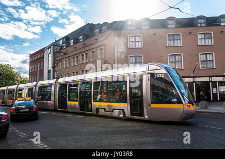 Eine Straßenbahn Luas ist in Irlands Hauptstadt Dublin gesehen Stockfoto