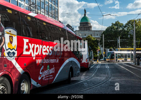 Öffentliche Verkehrsmittel, Bus Éireann Expressway Bus und Straßenbahn Luas ist in Irlands Hauptstadt Dublin gesehen Stockfoto