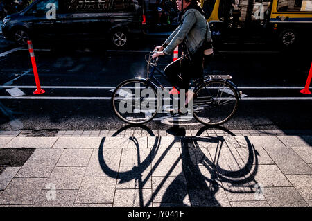 Dublin, Irland. Radwege in der O'Connell Street sind jetzt durch flourescent orange Kunststoff Polen als neues Schutzmaßnahme für die Radfahrer in den geschützten Stockfoto