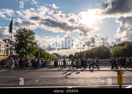 Menschen die O'Connell Brücke über den Fluss Liffey in der Irischen Hauptstadt Dublin Stockfoto