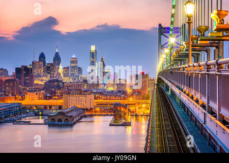 Philadelphia, Pennsylvania, USA Downtown Skyline vom Benjamin Franklin Bridge. Stockfoto