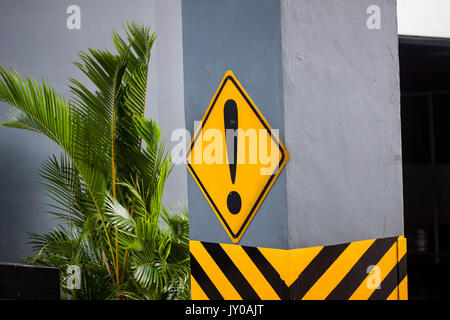 Eine Aufmerksamkeit Schild mit gelber Farbe Foto in jogja Yogyakarta Indonesien java genommen Stockfoto