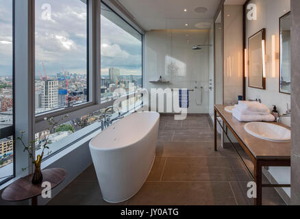 Badezimmer. Canaletto Apartments Penthouse, London, Vereinigtes Königreich. Architekt: UNStudio, 2017. Stockfoto