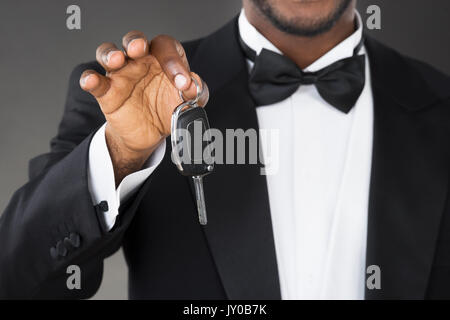 Nahaufnahme der Afrikanischen Kellner mit dem Schlüssel in der Hand Stockfoto