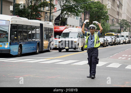 Ein Bangladeshi Polizeioffizier traffic Regie am Broadway und 34th Street, Herlad Square in Manhattan, New York City. Stockfoto