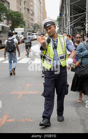 Ein Bangladeshi Polizeioffizier Regie Fußgänger am Broadway und 34th Street, Herlad Square in Manhattan, New York City. Stockfoto