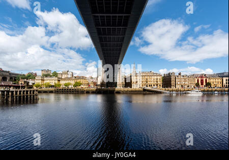 Newcastle upon Tyne und den Fluss Tyne in Gateshead Seite direkt unter der Tyne Bridge Stockfoto