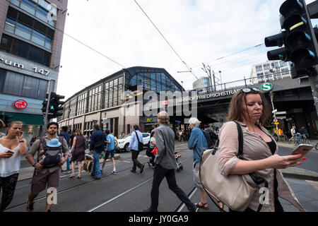 Straße an der Fußgängerampel am Bahnhof Friedrichstraße in Berlin, Deutschland Stockfoto