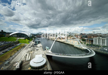 Blick auf die Millennium Bridge zwischen Newcastle Gateshead über den Fluss Tyne Stockfoto