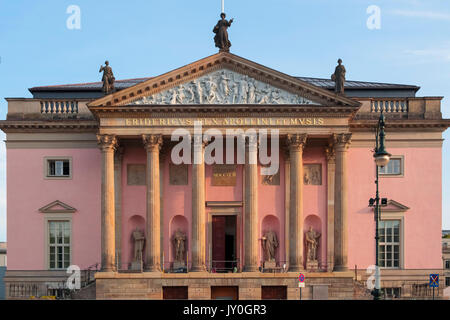 Die Außenfassade der renovierte Staatsoper Unter den Linden in Mitte, Berlin, Deutschland Stockfoto