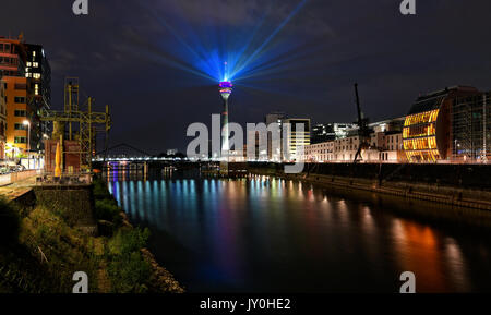 Licht Installation rheinkomet durch Licht Künstler Klaus gendrung auf dem Fernsehturm in Düsseldorf. Stockfoto