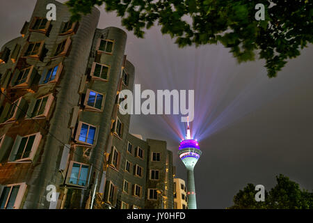 Licht Installation rheinkomet durch Licht Künstler Klaus gendrung auf dem Fernsehturm in Düsseldorf. Stockfoto