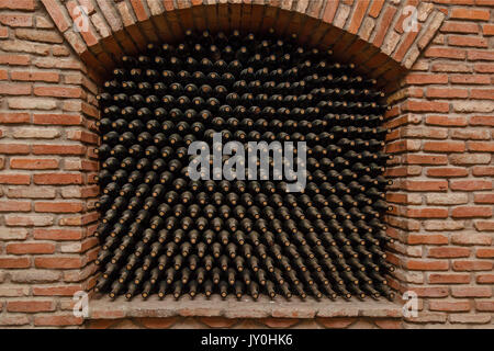 Weinflaschen im Keller gestapelt Stockfoto, Bild: 33265692 - Alamy