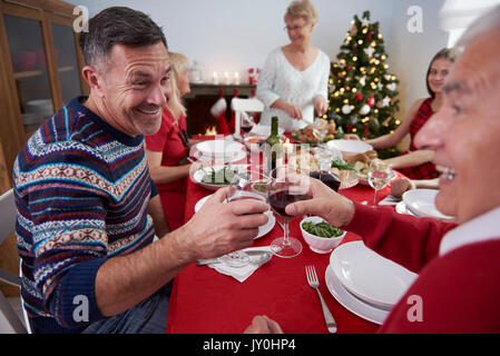 Alle Familie versammelt am Tisch Stockfoto