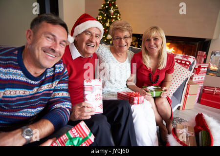 Porträt der Familie von zwei Generationen Stockfoto