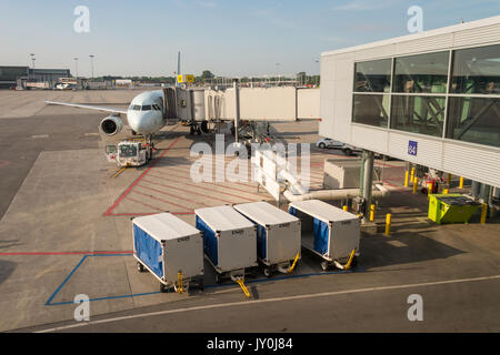 Air Canada kommerzielle Flugzeuge auf dem Vorfeld von Montreal Pierre Elliott Trudeau International Airport Stockfoto