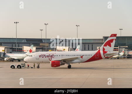 Air Canada Rouge kommerzielle Flugzeuge auf dem Vorfeld von Montreal Pierre Elliott Trudeau International Airport Stockfoto