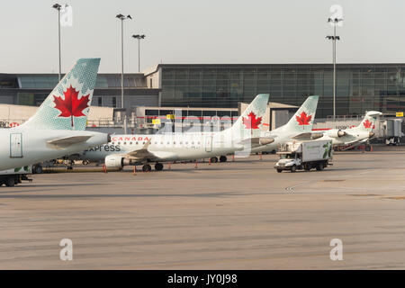 Air Canada kommerzielle Flugzeuge auf dem Vorfeld von Montreal Pierre Elliott Trudeau International Airport Stockfoto