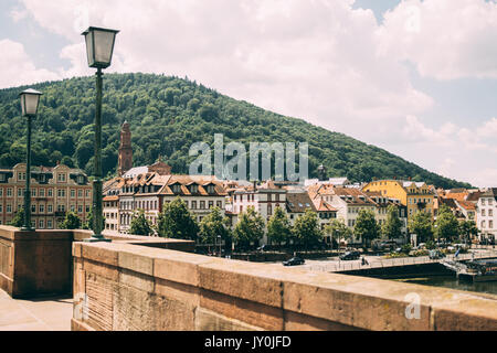 Blick von der Alten Brücke auf die Stadt Heidelberg in Deutschland. Stockfoto