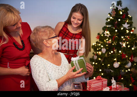 Junges Mädchen ein Geschenk ihrer Großmutter Stockfoto