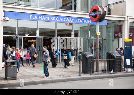 Die U-Bahnstation Fulham Broadway Eingang und Zeichen Stockfoto