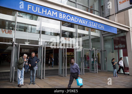 Die U-Bahnstation Fulham Broadway Eingang und Zeichen Stockfoto