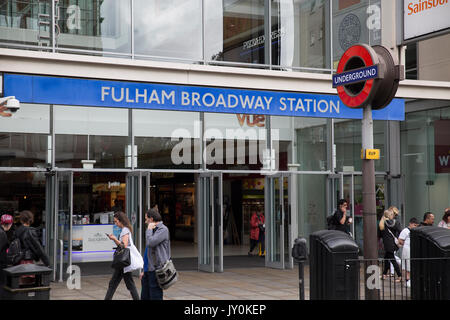 Die U-Bahnstation Fulham Broadway Eingang und Zeichen Stockfoto