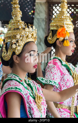 Thai Tänzer am Erawan Schrein, Ratchaprasong, Bangkok, Thailand Stockfoto
